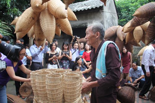 Làng nghề đan đó thu hút du khách